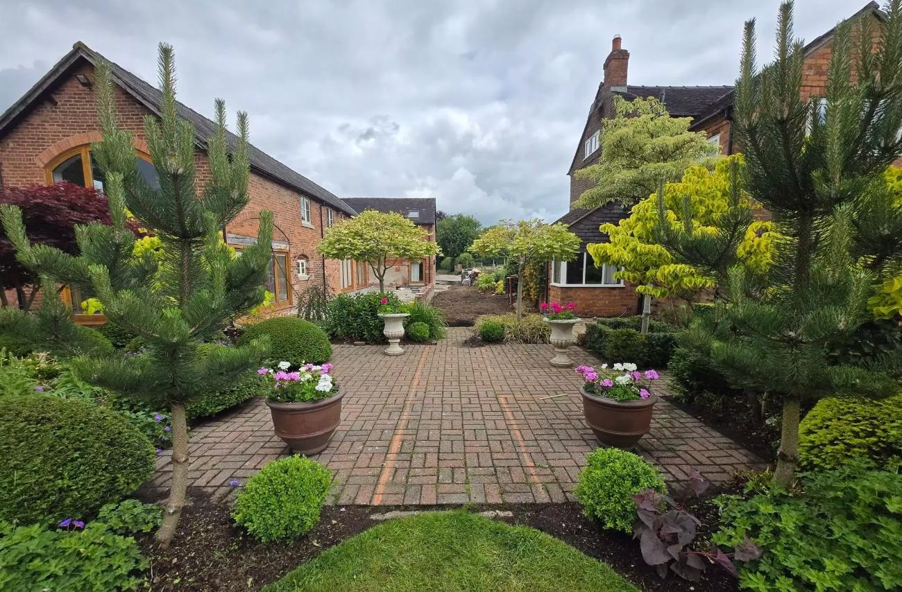 Country garden restoration, Hale